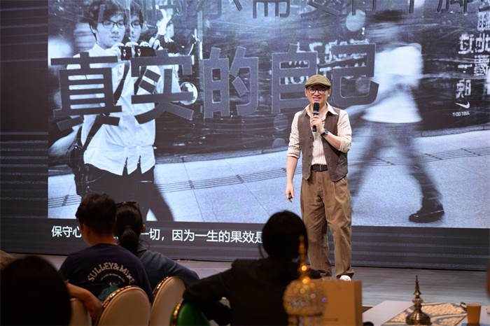从影视工业到肖像艺术：描白摄影构建影视化肖像新概念