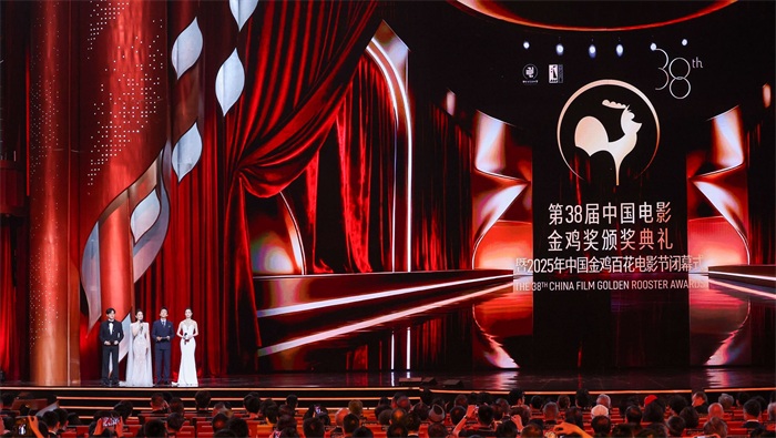 苏有朋金鸡奖再执话筒 展全能电影人素养主持获观众好评